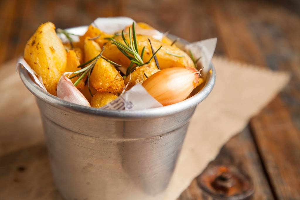 Na lista de acompanhamentos tem batata frita com alho e alecrim Na lista de acompanhamentos tem batata frita com alho e alecrim