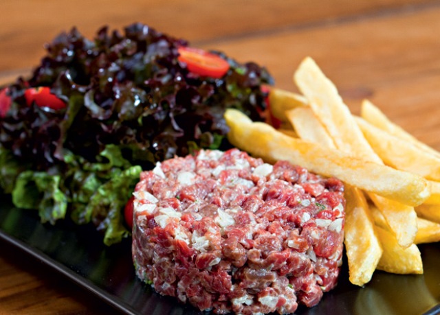 O filet américain: um steak tartare com fritas sequinhas e salada