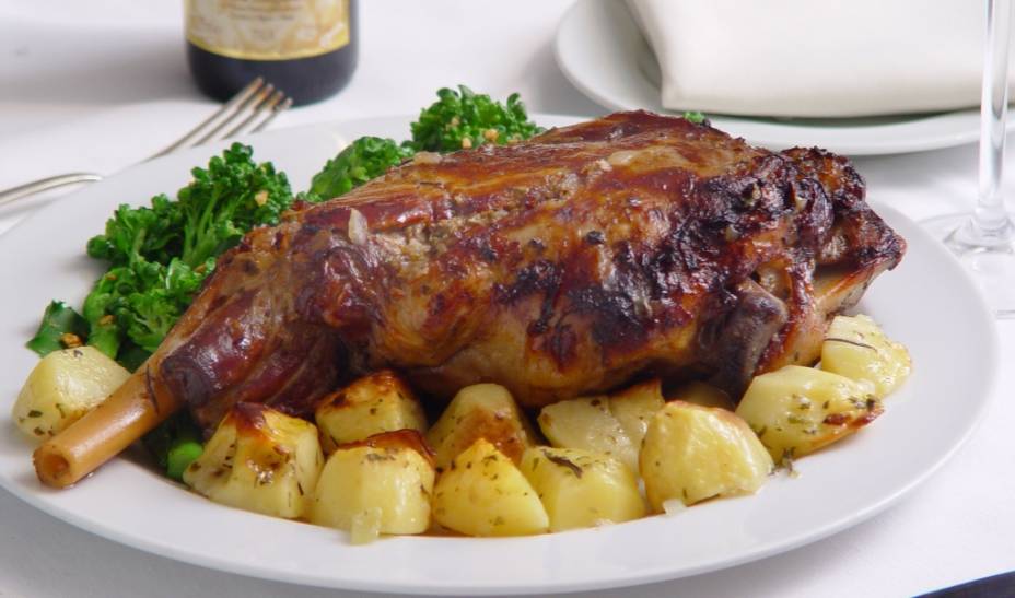Perna de cabrito assada com brócolis e batata Perna de cabrito assada com brócolis e batata