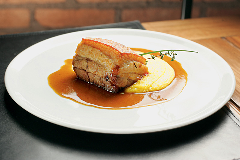 Barriga de porco: delícia de pele crocante Barriga de porco: delícia de pele crocante