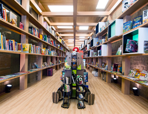 Biblioteca possui 11 000 exemplares e um local para brincadeiras Biblioteca possui 11 000 exemplares e um local para brincadeiras