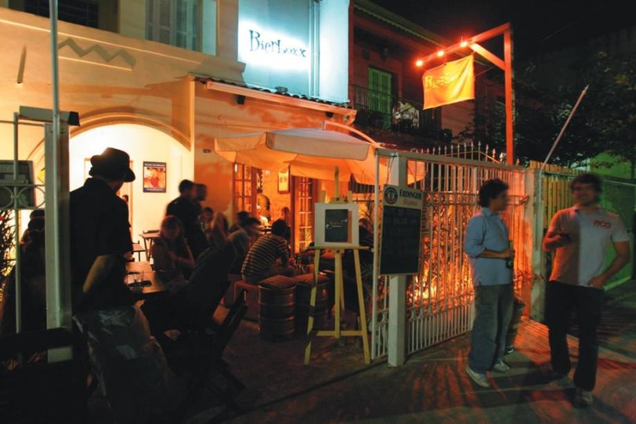 Lounge ao ar livre: área agradável, com guarda-sóis, fica logo na entrada Lounge ao ar livre: área agradável, com guarda-sóis, fica logo na entrada