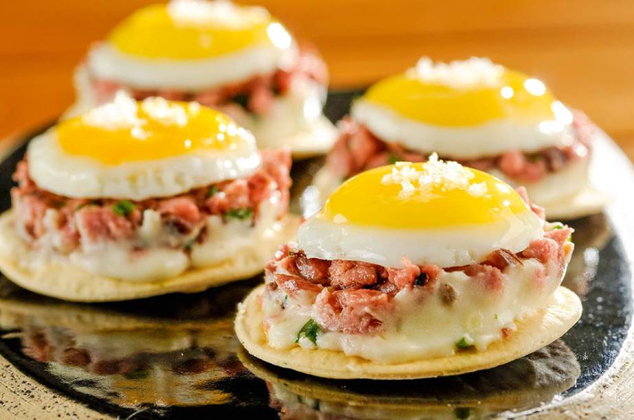 Canapés de rosbife e ovo de codorna Canapés de rosbife e ovo de codorna