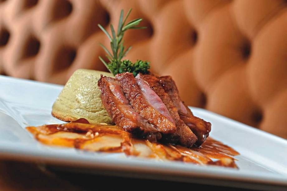 Novidade do variado Blú Bistrô: entrecôte ao molho de manjericão com batata assada Novidade do variado Blú Bistrô: entrecôte ao molho de manjericão com batata assada