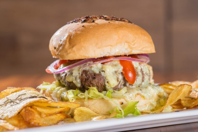 Hambúrguer com creme de gorgonzola e chips de batata Hambúrguer com creme de gorgonzola e chips de batata