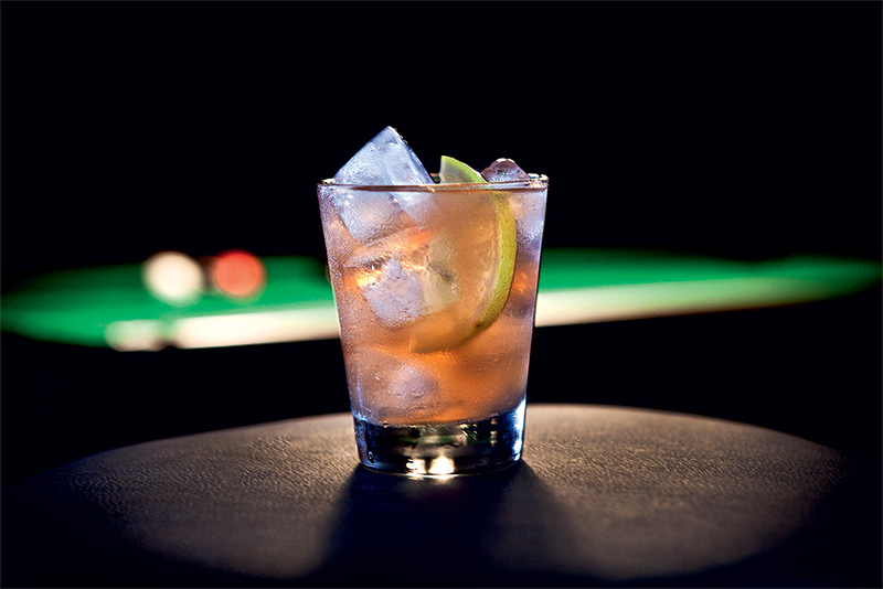 O fitzgerald: gim, limão-siciliano e angostura O fitzgerald: gim, limão-siciliano e angostura