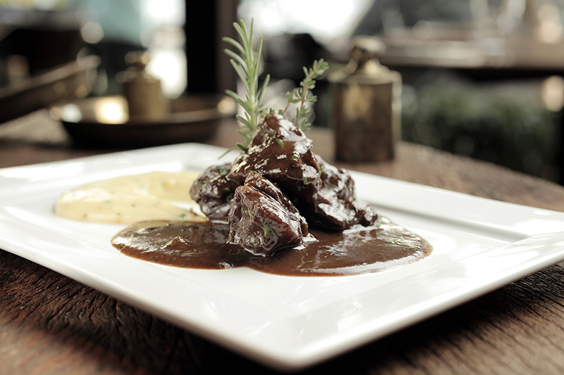 Bochecha bovina em seu próprio molho acompanhada de purê de batata Bochecha bovina em seu próprio molho acompanhada de purê de batata