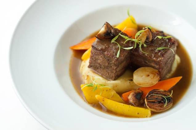 Bochecha de boi bourguignon com purê de batata