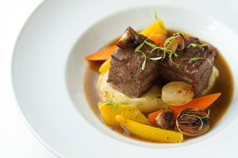 Bochecha de boi bourguignon com purê de batata Bochecha de boi bourguignon com purê de batata