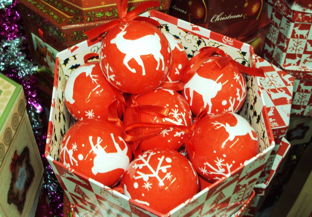 Caixa com 14 bolas de Natal estampadas, na Armarinhos Universal Caixa com 14 bolas de Natal estampadas, na Armarinhos Universal