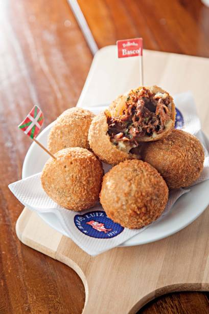 Inspiração basca: bolinho de bochecha de boi na massa de batata Inspiração basca: bolinho de bochecha de boi na massa de batata