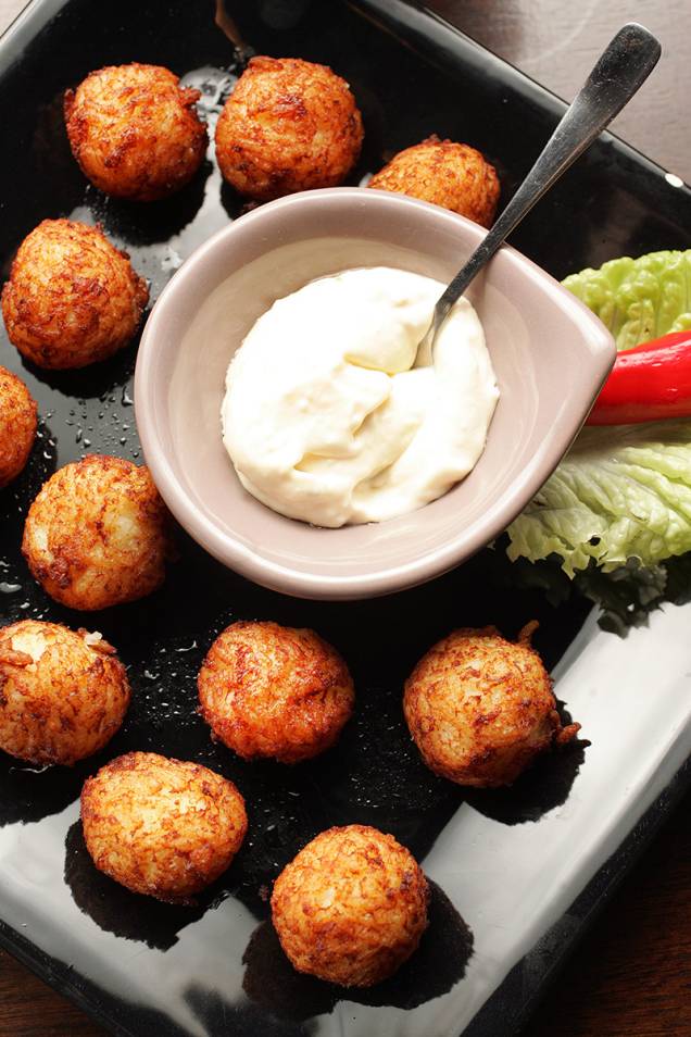 Os bolinhos de arroz com tiras de cenoura Os bolinhos de arroz com tiras de cenoura
