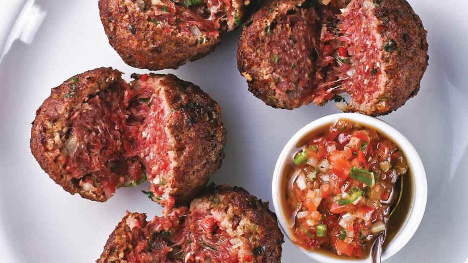 O bolinho de miolo cru: contraste de textura e tempero em equilíbrio O bolinho de miolo cru: contraste de textura e tempero em equilíbrio