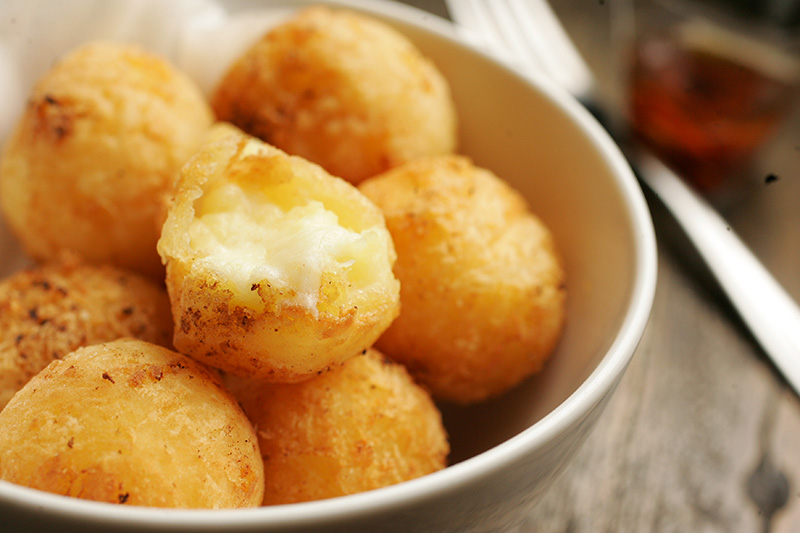 Apetitosos, os bolinhos de mandioca vêm recheados de catupiry Apetitosos, os bolinhos de mandioca vêm recheados de catupiry