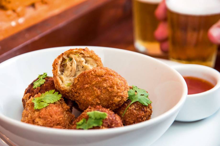 Bolinho de pernil com folhas de coentro e geleia de pimenta