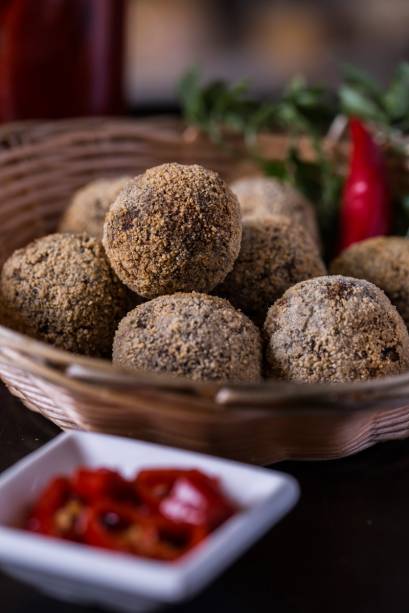 A porção de bolinhos de feijoada A porção de bolinhos de feijoada