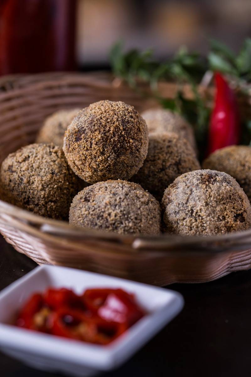 A porção de bolinhos de feijoada A porção de bolinhos de feijoada