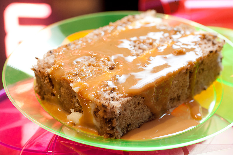 Bolo de nozes com calda de doce de leite