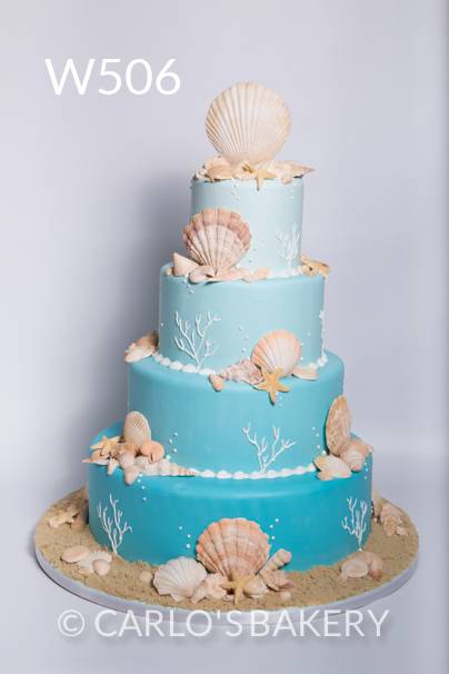 Bolo inspirado no mar, cheio de conchas e farofa doce imitando areia Bolo inspirado no mar, cheio de conchas e farofa doce imitando areia