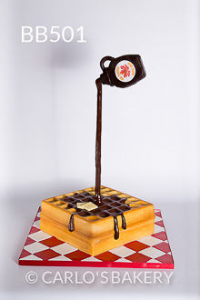 Um bolo para impressionar: imitação de wafle e com cobertura Um bolo para impressionar: imitação de wafle e com cobertura