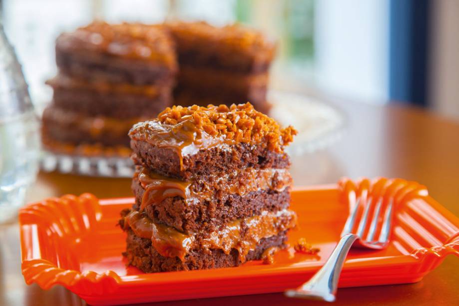 O bolo de brownie com doce de leite