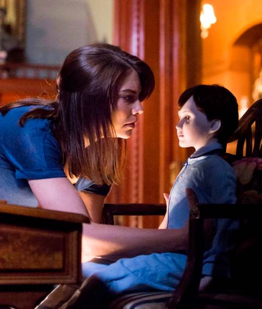 Boneco do Mal: eventos inexplicáveis acontecem quando a jovem Greta vai trabalhar como babá numa pequena vila inglesa Boneco do Mal: eventos inexplicáveis acontecem quando a jovem Greta vai trabalhar como babá numa pequena vila inglesa