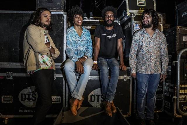 Boogarins + O Terno