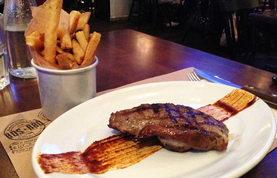 New york strip na companhia de batatas rústicas New york strip na companhia de batatas rústicas