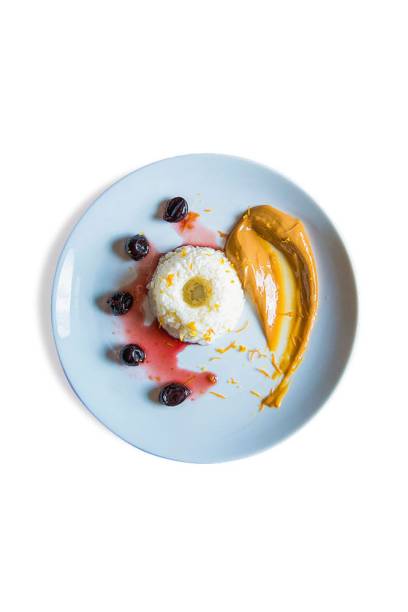 Manjar de tapioca: casca de jabuticaba confitada, leite condensado e cozido e recebeum aroma cítrico de raspas das cascas de laranja-baía Manjar de tapioca: casca de jabuticaba confitada, leite condensado e cozido e recebeum aroma cítrico de raspas das cascas de laranja-baía