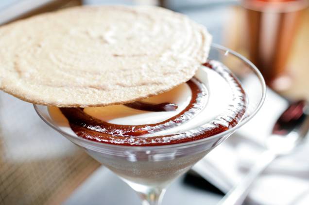 Cheesecakee de goiabada vem líquida na taça com biscoito Cheesecakee de goiabada vem líquida na taça com biscoito