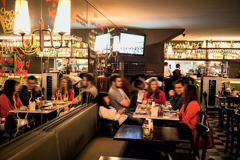 Em uma enorme varanda: ambiente amplo e mesas espalhadas Em uma enorme varanda: ambiente amplo e mesas espalhadas