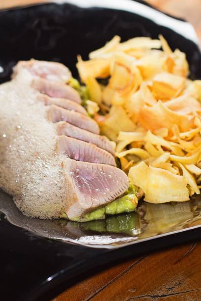 Peixe bonito servido com espuma de shoyu, guacamole e chips de mandioca Peixe bonito servido com espuma de shoyu, guacamole e chips de mandioca