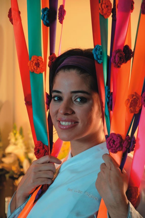 Objetos garimpados pela chef Ana Luiza Trajano, entre eles a cortina de fitas coloridas Objetos garimpados pela chef Ana Luiza Trajano, entre eles a cortina de fitas coloridas