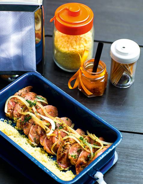 Linguiça na cachaça com farofa de polvilho: servida na marmita Linguiça na cachaça com farofa de polvilho: servida na marmita