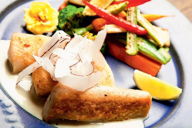 Pirarucu: grelhado ao molho de capim-limão, gengibre e coco, com fitas largas da fruta e legumes Pirarucu: grelhado ao molho de capim-limão, gengibre e coco, com fitas largas da fruta e legumes