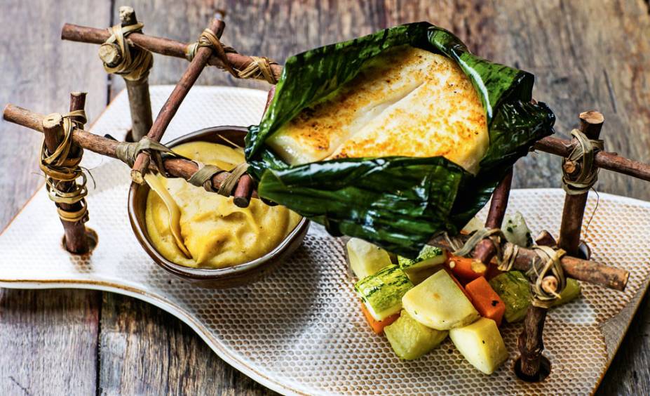 Pirarucu com purê de banana e legumes Pirarucu com purê de banana e legumes