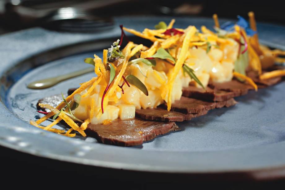 Língua de boi com salpicão, brotos e crocante de mandioquinha Língua de boi com salpicão, brotos e crocante de mandioquinha