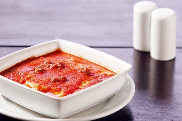Lasanha: versão de polpetta, massa fina com molho de tomate, mussarela e almôndegas