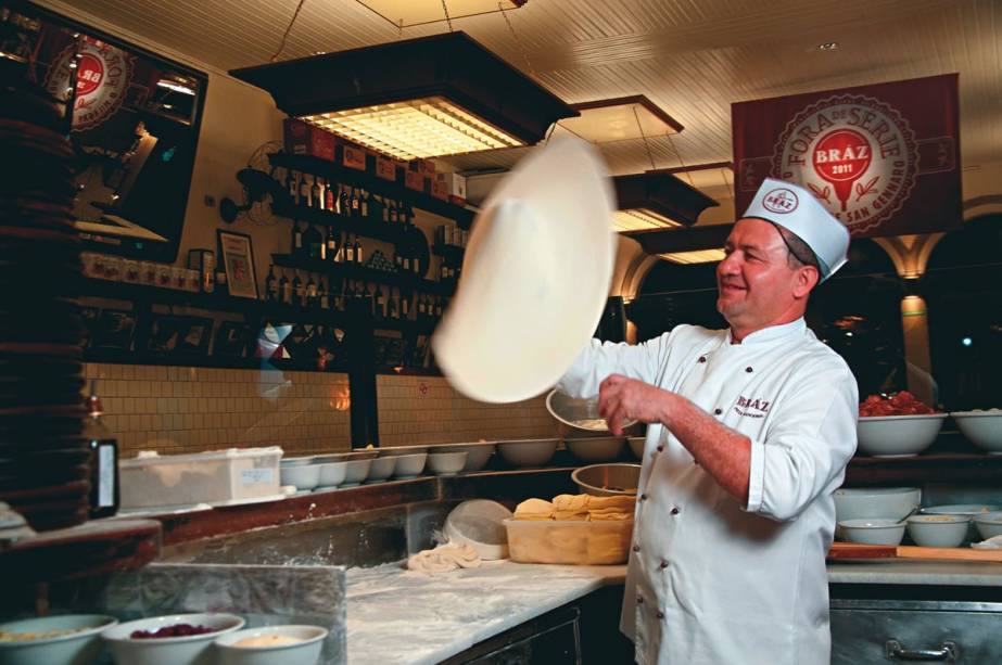 O habilidoso pizzaiolo Luiz Macedo: um dos responsáveis pelos discos de espessura média da Bráz O habilidoso pizzaiolo Luiz Macedo: um dos responsáveis pelos discos de espessura média da Bráz