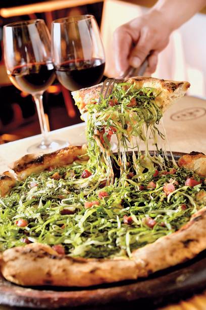 Combinação de escarola fresca e pancetta Combinação de escarola fresca e pancetta