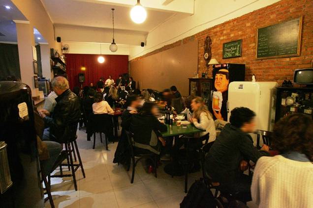 As mesas ficam voltadas para um palquinho, onde rolam apresentações de jazz As mesas ficam voltadas para um palquinho, onde rolam apresentações de jazz