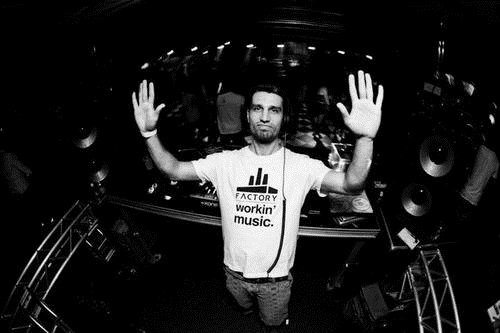 Breno Santeria: DJ convidado da noite Breno Santeria: DJ convidado da noite