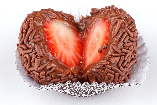 Brigadeiro com morango fresco no recheio: fez fama na Brigadeiro Doceria & Café Brigadeiro com morango fresco no recheio: fez fama na Brigadeiro Doceria & Café