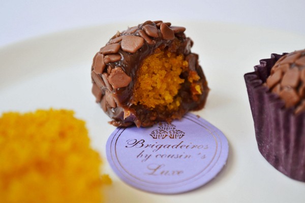 Páscoa fora de hora, na Brigadeiros by Cousins: brigadeiro recheado de bolo de cenoura (R$ 4,00) Páscoa fora de hora, na Brigadeiros by Cousins: brigadeiro recheado de bolo de cenoura (R$ 4,00)
