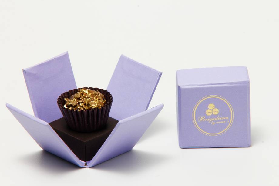 Joia de chocolate, na Brigadeiros by Cousins: brigadeiro polvilhado com ouro (R$ 58,00 cada um) Joia de chocolate, na Brigadeiros by Cousins: brigadeiro polvilhado com ouro (R$ 58,00 cada um)