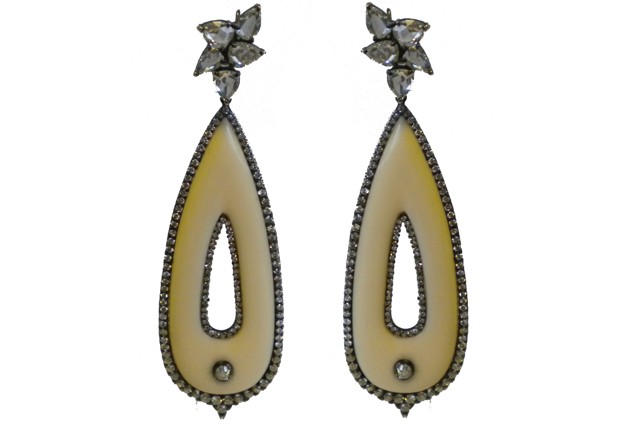 Mistura: o bakelite se junta aos brilhantes para compor o brinco Mistura: o bakelite se junta aos brilhantes para compor o brinco