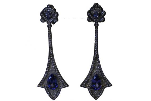 Vintage: a designer se inspira em peças antigas na hora de criar. Par de brincos de tanzanita e diamantes Vintage: a designer se inspira em peças antigas na hora de criar. Par de brincos de tanzanita e diamantes