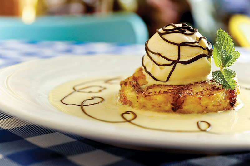 Rabanada à francesa: fios de calda de chocolate, o brioche dourado de fabricação própria vem coberto por sorvete de baunilha Rabanada à francesa: fios de calda de chocolate, o brioche dourado de fabricação própria vem coberto por sorvete de baunilha