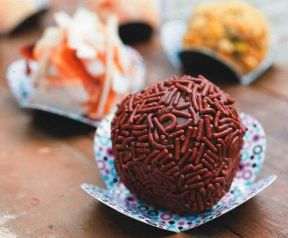 Doce recheado com morango na Brigadeiro Doceria & Café Doce recheado com morango na Brigadeiro Doceria & Café