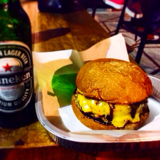 Sanduíche da casa: Bronx Burger (Pão Australiano, Burger, Cheddar inglês e Cebola Caramelizada)